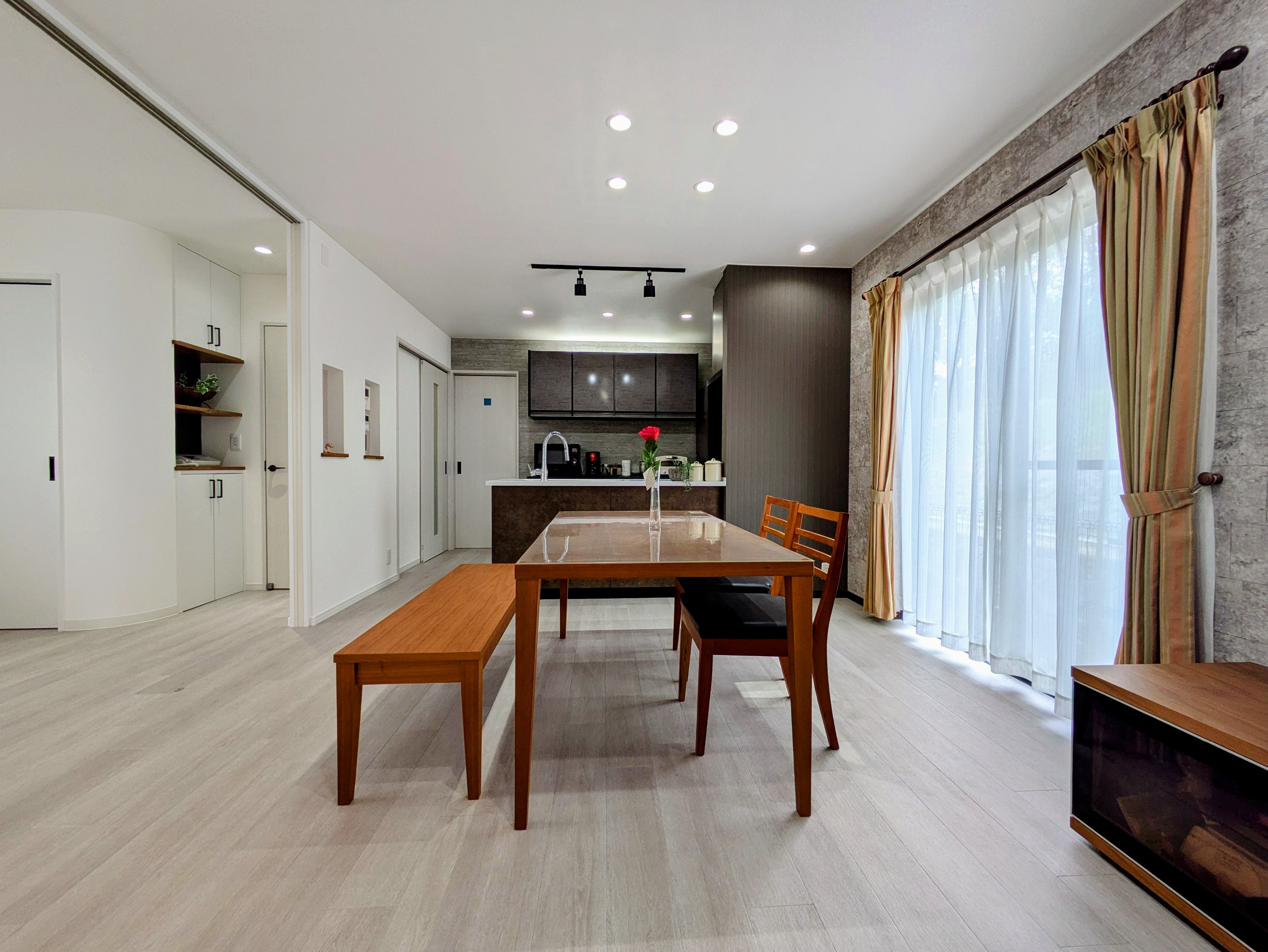 「収納を増やして統一感のある空間リフォーム」C様邸