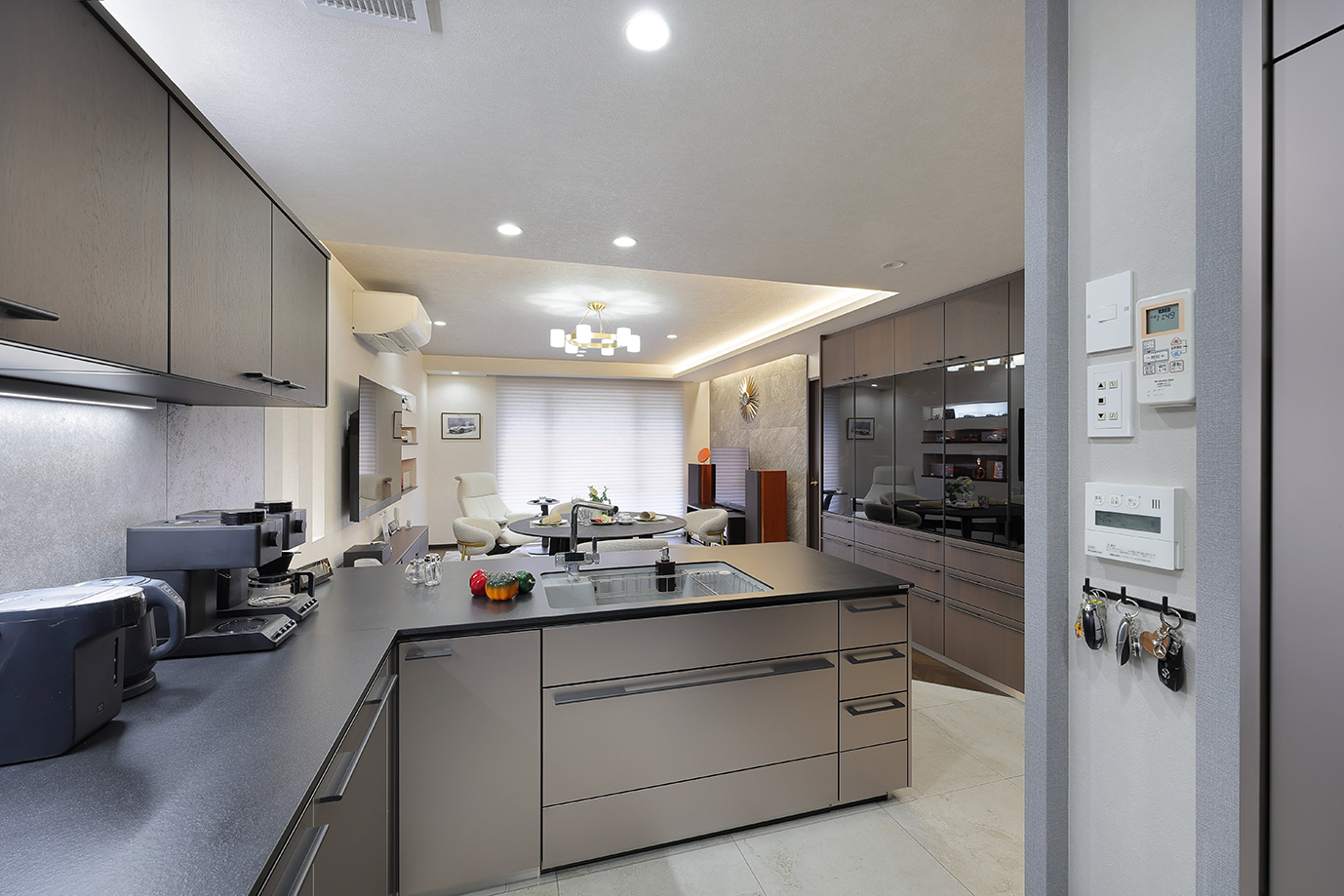 「明るく繋がりを感じながらホテルライクな空間に」F様邸