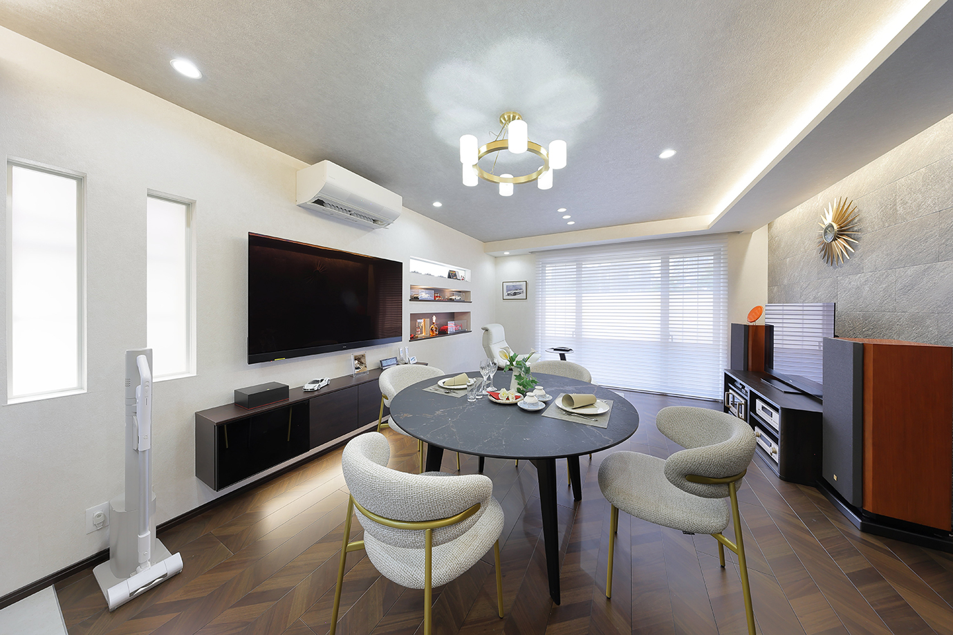 「明るく繋がりを感じながらホテルライクな空間に」F様邸